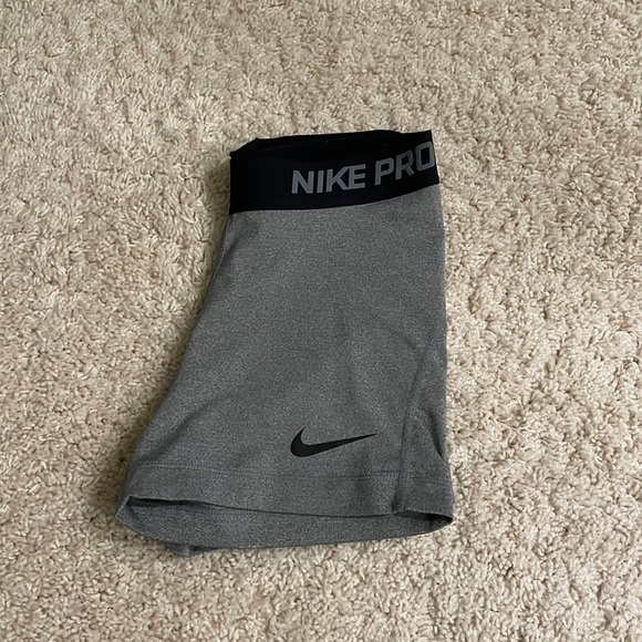 Nike Pros - Picture 1 of 5